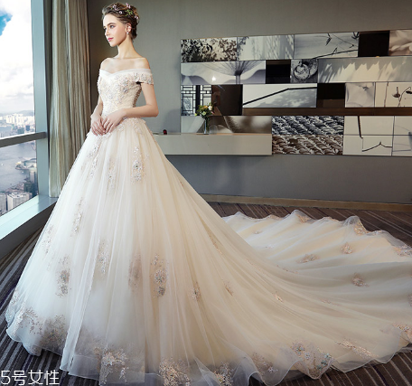 穿婚纱需要穿袜子吗,婚纱里面穿什么打底袜