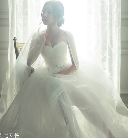 婚纱胶水变黄怎么清洗,婚纱照脱胶用什么胶水 婚纱胶水变黄怎么清洗,婚纱照脱胶用什么胶水