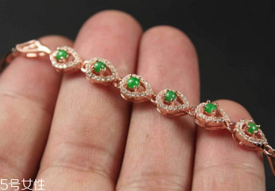 翡翠手串多少颗合适,翡翠手串多少颗为一串最好