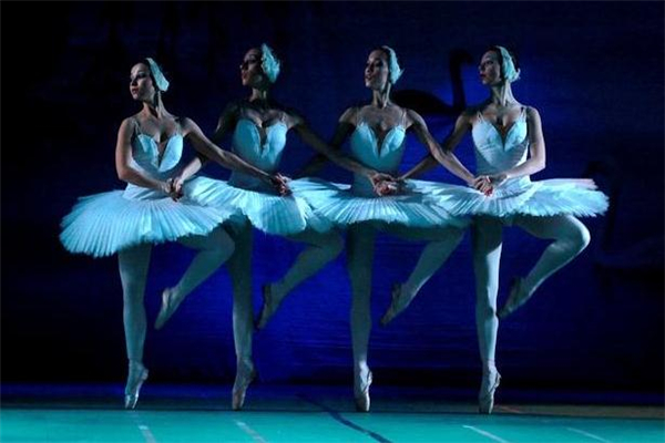 芭蕾舞立脚尖怎么练(芭蕾舞脚尖怎样练立起来)