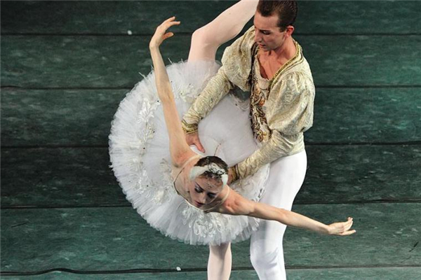 芭蕾舞怎么避免受伤(芭蕾舞容易受伤吗)