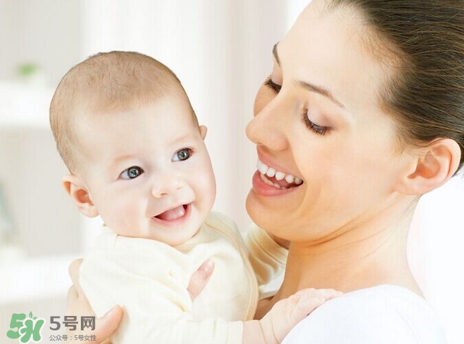 新生宝宝怎么竖着抱(新生儿怎么竖着抱)