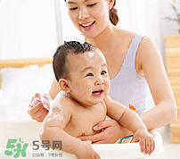 宝宝感冒了流鼻涕可以洗澡吗,宝宝流鼻涕可以洗澡不
