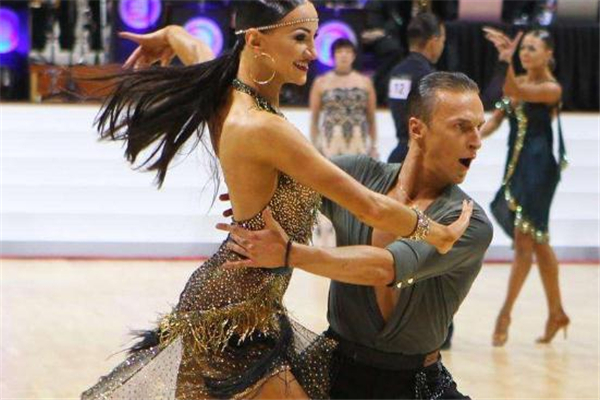 拉丁舞劈叉怎么练(拉丁舞劈叉怎么练)