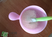 亨氏米粉怎么冲调比例,亨氏米粉用多少度水冲