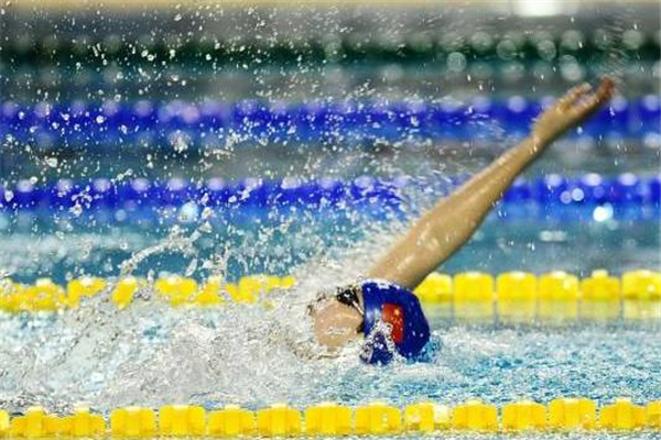 仰泳动作技巧(仰泳动作技巧)