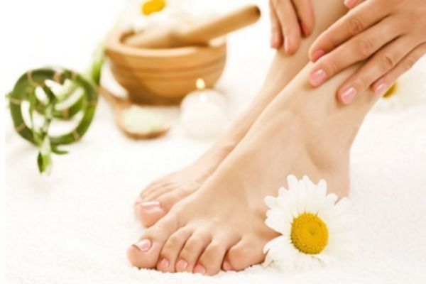 蛙泳怎么避免膝盖疼(怎么缓解蛙泳后膝盖疼)