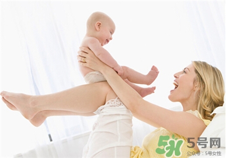 婴儿爽身粉中含有滑石粉对宝宝有什么伤害,给宝宝用含有滑石粉的爽身粉会怎么样 婴儿爽身粉中含有滑石粉对宝宝有什么伤害,给宝宝用含有滑石粉的爽身粉会怎么样