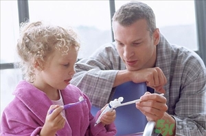 儿童能用成人牙膏吗,大人用儿童牙膏好吗