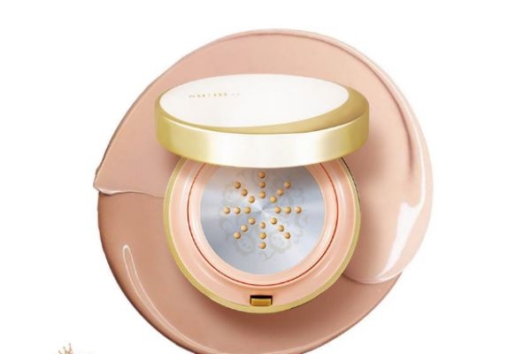 用气垫粉扑上粉底液