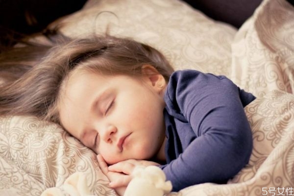 小孩子为什么睡觉时磨牙,小孩子为什么睡觉会磨牙齿