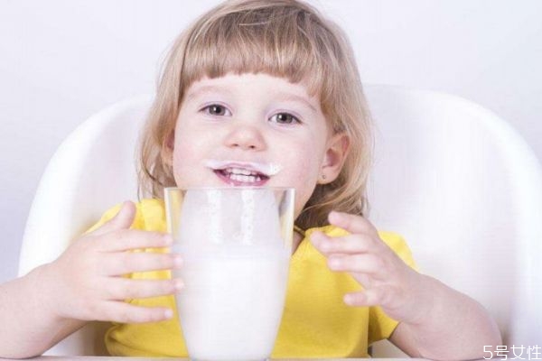 儿童喝牛奶的好处有哪些,小孩吃牛奶有什么好处