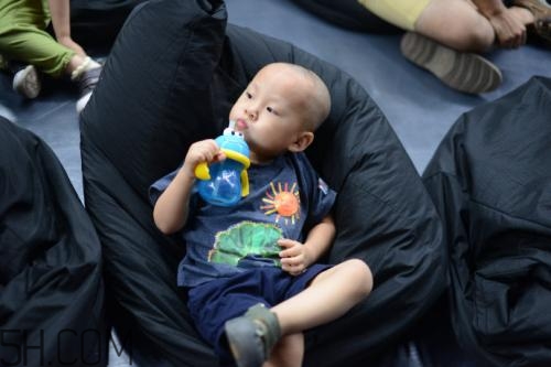 儿童翘二郎腿的坏处,小孩翘着二郎腿对健康有哪些影响呢? 儿童翘二郎腿的坏处,小孩翘着二郎腿对健康有哪些影响呢?