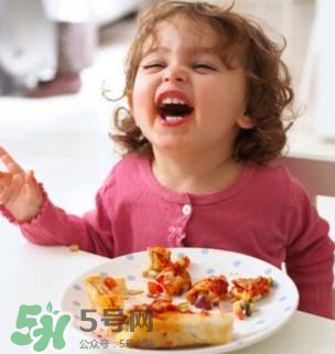 如何让宝宝学会自己吃饭,如何引导孩子吃饭 如何让宝宝学会自己吃饭,如何引导孩子吃饭