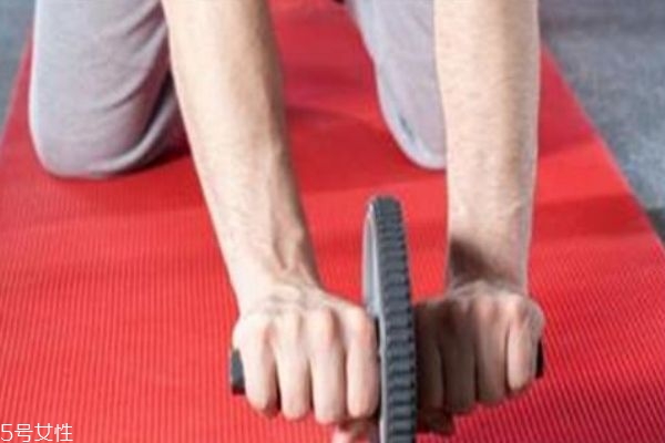 健腹轮正确使用方法(健腹轮的正确使用) 健腹轮正确使用方法(健腹轮的正确使用)