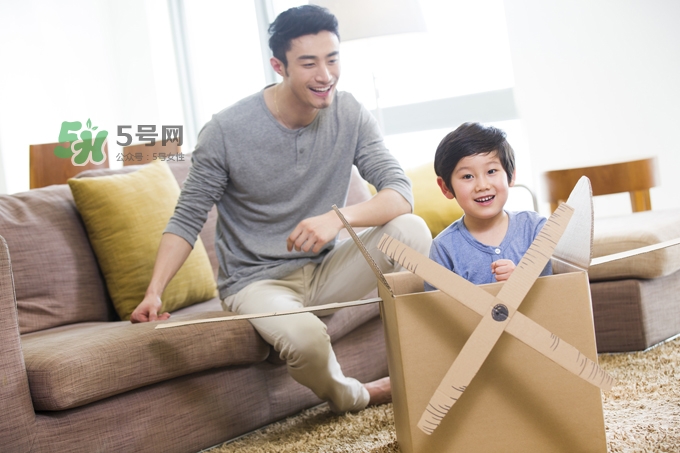 家长陪孩子做游戏,孩子玩桌游的好处