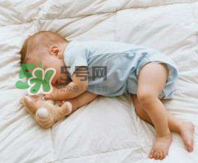 小孩子尿床是缺什么,小孩睡觉尿床要补什么