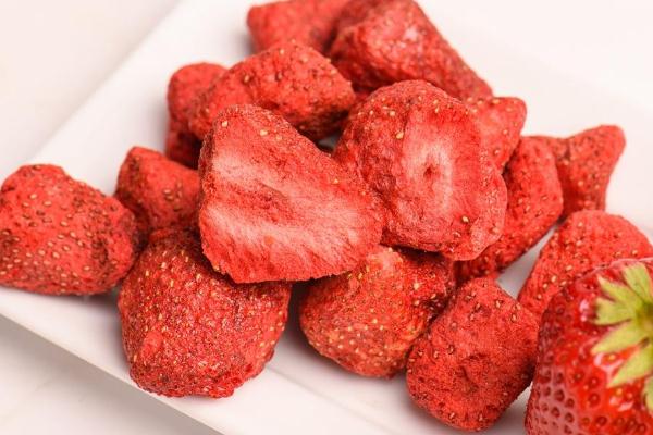 草莓干可以泡水喝吗,草莓干可以泡水喝吗草莓叶可以做茶喝吗?