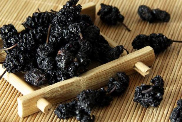 市场上的桑葚是上色的吗,桑葚干掉色正常吗