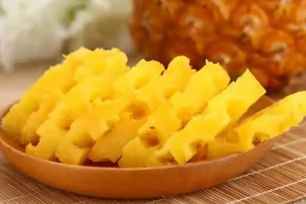 菠萝可以用热水泡吗,菠萝是用热水泡还是用冷水泡