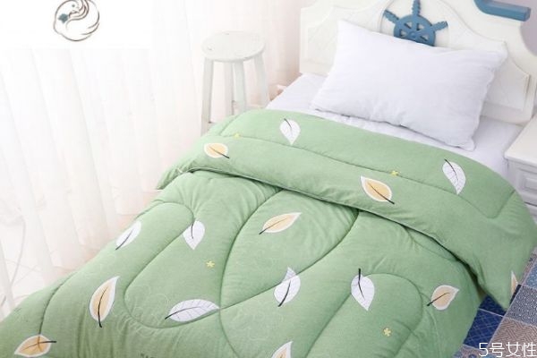 冬天是盖的暖和还是垫的厚暖和,冬天垫的厚暖还是盖的厚暖