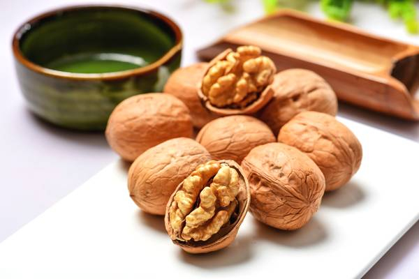 孕妇吃核桃真的可以给胎儿补脑吗,怀孕吃核桃补脑吗 孕妇吃核桃真的可以给胎儿补脑吗,怀孕吃核桃补脑吗