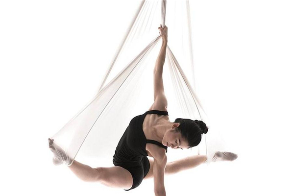 空中瑜伽的好处(空中瑜伽的好处和功效)