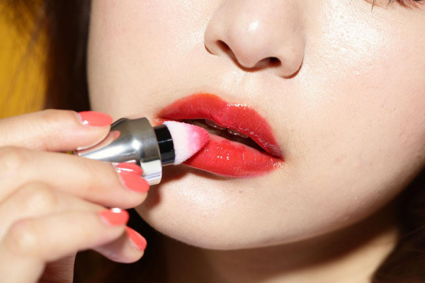 眼妆和唇妆的颜色搭配技巧,眼妆和口红颜色的搭配技巧