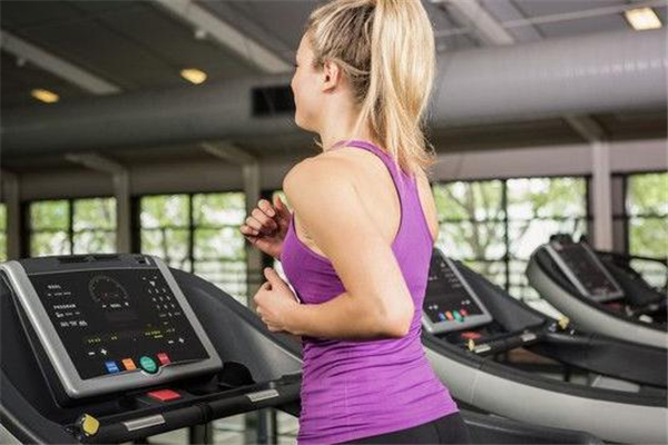 跑步机正确使用姿势(跑步机的正确姿势)