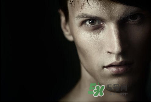 三伏天不出汗还怕冷怎么回事,三伏天坐着都出汗怎么回事