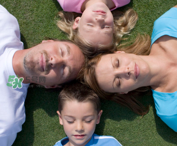 冬天可以睡地上吗,能不能直接睡地上