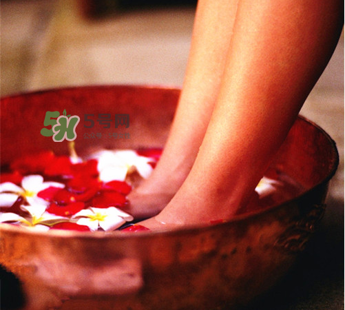 洗澡后能泡脚不,晚上泡脚后再洗澡可以吗