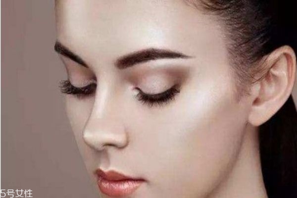 高光粉在化妆的哪一步,高光粉饼在化妆的哪个步骤