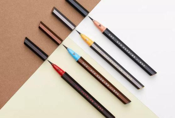 眼线笔要怎么放才好(眼线笔怎么画) 眼线笔要怎么放才好(眼线笔怎么画)