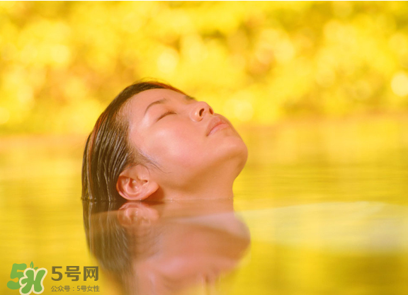 夏天可以泡温泉吗?,夏天可以泡温泉吗 夏天泡温泉有什么好处