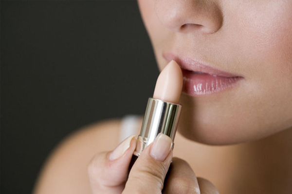 怎样涂抹口红不易掉色,什么方法可以让口红不容易脱色 怎样涂抹口红不易掉色,什么方法可以让口红不容易脱色