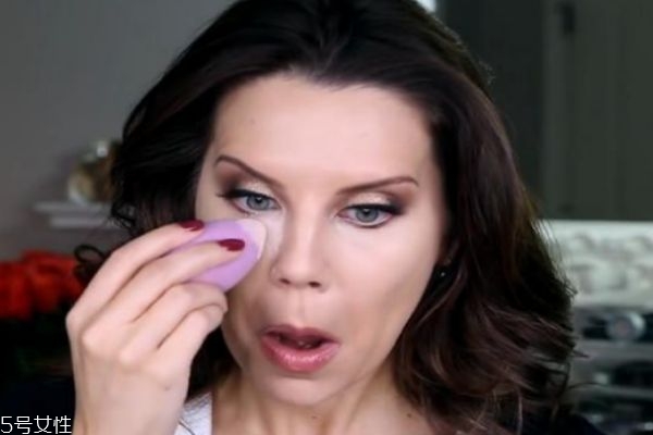 打羽毛球要带护具吗(打羽毛球要带护具吗)