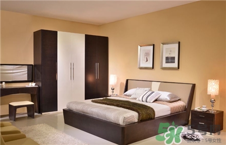 床头柜只放一个好不好,只摆放一个床头柜到底有没有影响 床头柜只放一个好不好,只摆放一个床头柜到底有没有影响