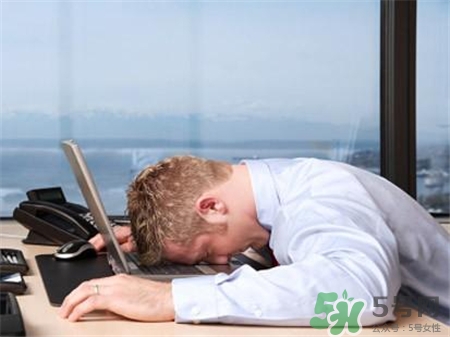 为什么下雨天特别想睡觉?,为什么阴天下雨就想睡觉 为什么下雨天特别想睡觉?,为什么阴天下雨就想睡觉