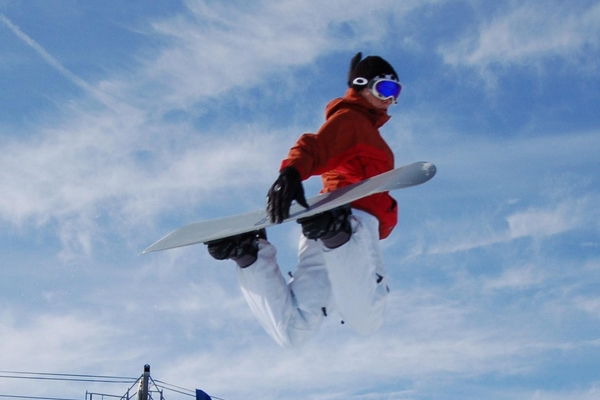 滑雪怎么减速(滑雪怎么减速和刹车)