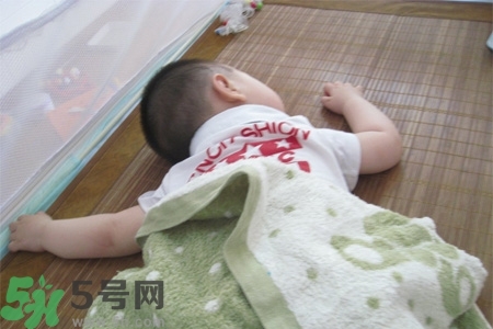 冬天睡凉席好吗,小孩睡凉席的危害 冬天睡凉席好吗,小孩睡凉席的危害