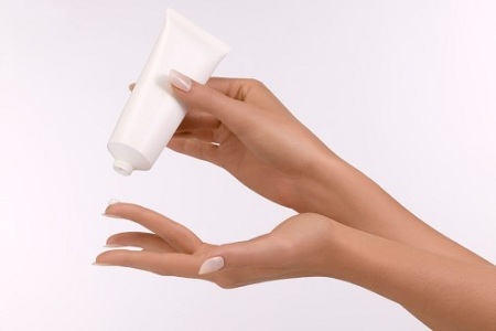 皲裂是什么皮肤病,皮肤皲裂是什么原因造成的