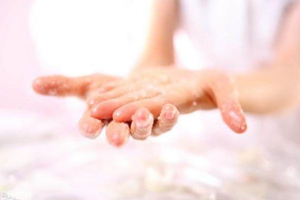 手和脚为什么会脱皮,手脚经常脱皮什么原因导致的