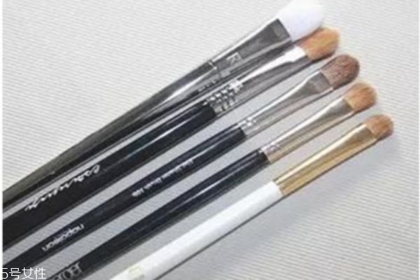 眼影刷的分类,眼影刷的分类和用法
