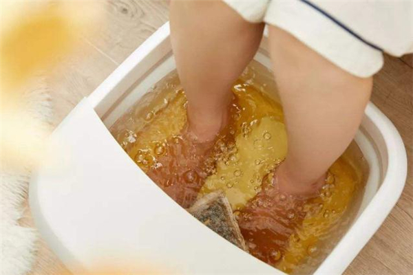 用盐水泡脚要泡多久,盐泡脚泡多久时间效果最佳 用盐水泡脚要泡多久,盐泡脚泡多久时间效果最佳