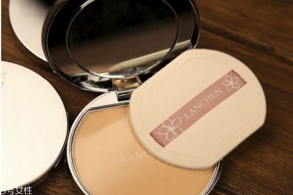 粉饼用刷子好呢还是用粉扑,粉饼用什么刷子