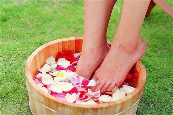 夏天脚出汗用什么泡脚比较好,冬天泡脚怎样泡出汗