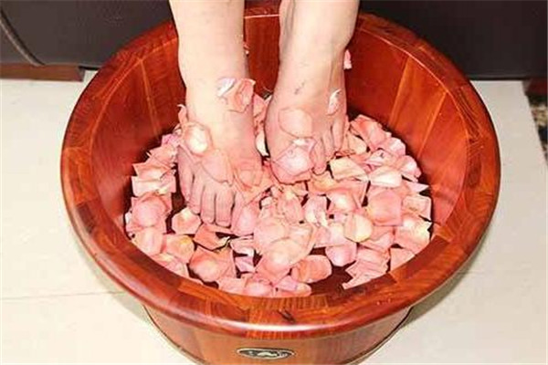 夏天泡脚好吗有什么好处,夏天用热水泡脚的好处和坏处