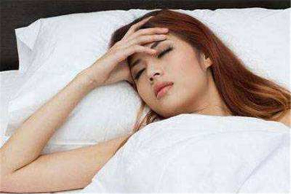 为什么晚上睡不着觉,白天却很能睡,为什么晚上睡不着?