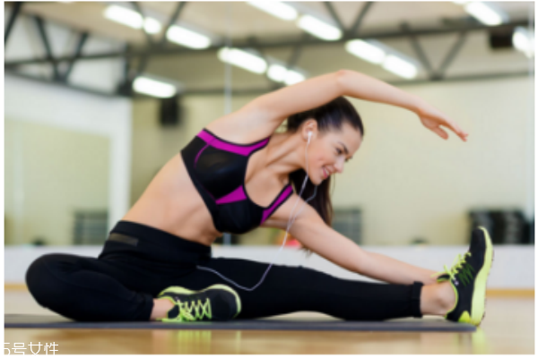 初学者怎样选择瑜伽垫(初学瑜伽买什么样的瑜伽垫)